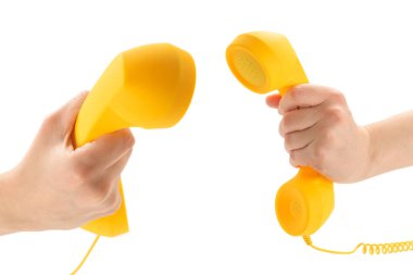 Kadının elindeki sarı cep telefonu beyaza izole edilmiş. Boşluğu kopyala.