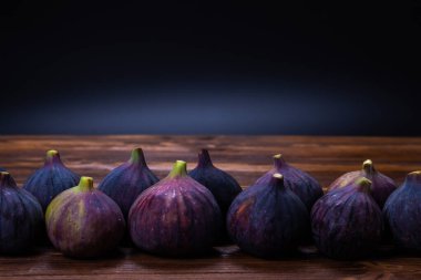 Siyah arka planda lezzetli incirler. Üst Manzara. Dilimler.