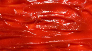 Kırmızı sos arka plan olarak sıçrar.