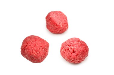 Beyaz arkaplanda çiğ et topları izole.