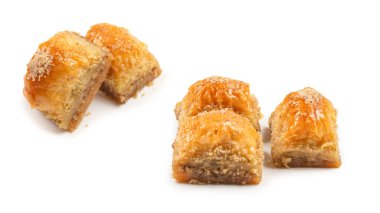 Beyaz arka planda izole edilmiş enfes tatlı baklava. Üst görünüm.