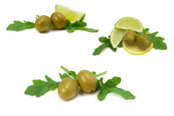 Due Olive Pezzetto Limone Foglie Rucola Isolate Fondo Bianco — Foto Stock
