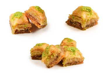 Beyaz arka planda fıstıklı baklava. Tatlı..