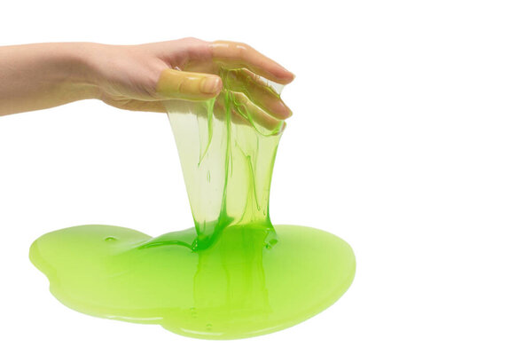 Зеленая слизь игрушка в руке женщины изолированы на белом фоне.