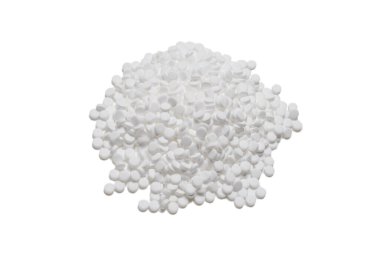 Beyaz arka planda izole edilmiş şeker ikame hapları. 