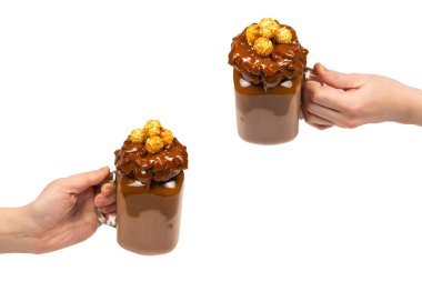 Çikolatalı milkshake, çırpılmış krema, kurabiye, waffle, cam mason kavanozunda servis edilir. 