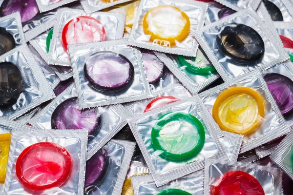 Renkli prezervatifler. Üst görünüm. 