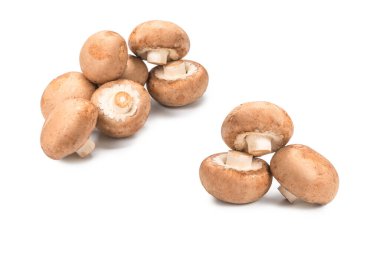 Beyaz arka planda izole edilmiş lezzetli mantar..