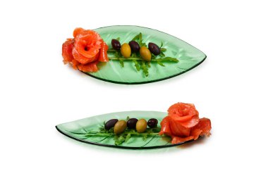 Beyaz üzerine tuz ve zeytinli bir tabakta somon dilimleri..