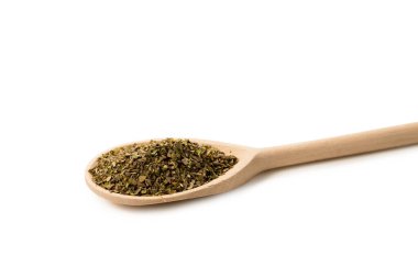 Beyaz arka planda izole edilmiş tahta kaşıkta Oregano baharatı.. 