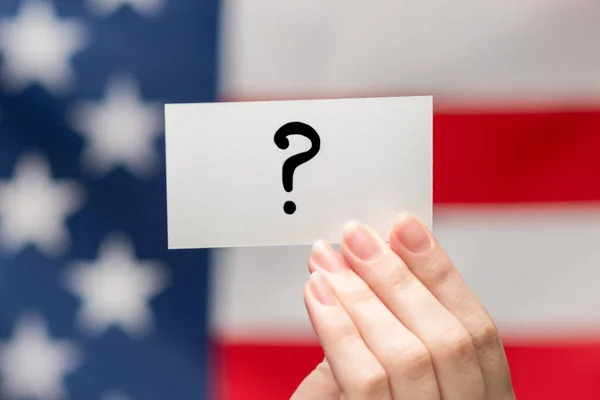 Ponto Interrogação Num Cartão Bandeira Americana Fundo — Fotografia de Stock