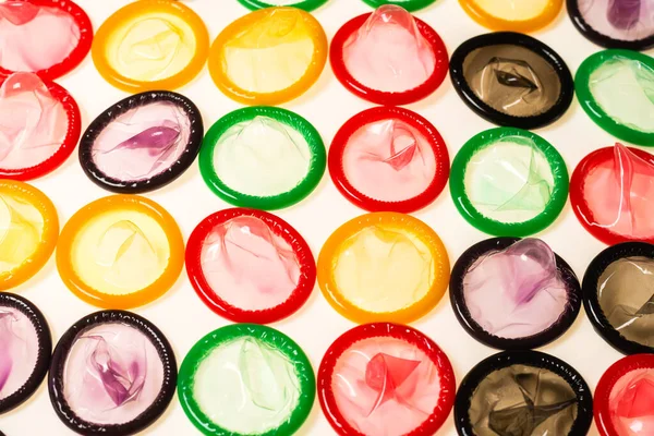 色彩艳丽的避孕套背景 顶部视图 — 图库照片
