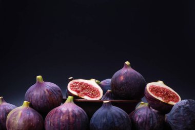 Siyah arka planda lezzetli incirler. Üst Manzara. Dilimler.