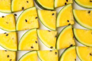 Beyaz arkaplanda izole edilmiş sarı karpuz. 