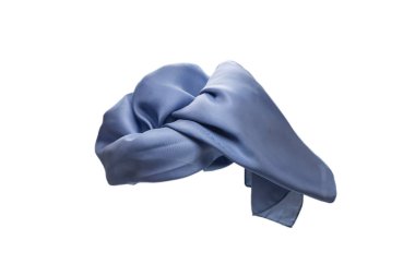 Akan mavi ipek eşarp beyaz arkaplanda izole edildi. 