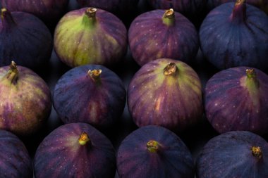 Siyah arka planda lezzetli incirler. Üst Manzara. Dilimler.