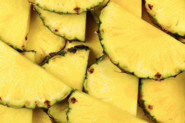 Ananas sulu sarı dilimler arka planda. Üst görünüm.