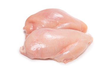 Beyaz arkaplanda çiğ tavuk filetosu.. 