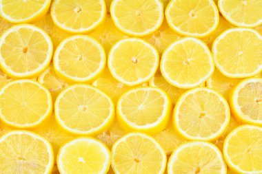 Bir dilim taze, sulu sarı limon. Doku arkaplanı, desen.