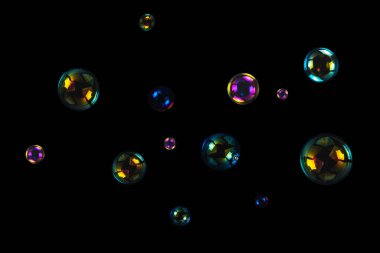 Sabun köpükleri siyah arka planda izole edilmiş. Boşluğu kopyala. 