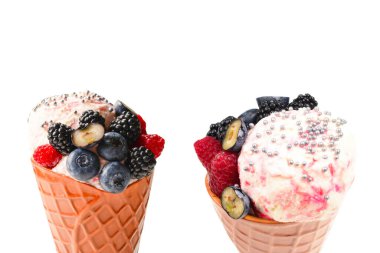 Beyaz arka planda yaban mersinli, böğürtlenli ve ahududulu dondurma. Boşluğu kopyala.