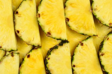 Ananas sulu sarı dilimler arka planda. Üst görünüm.