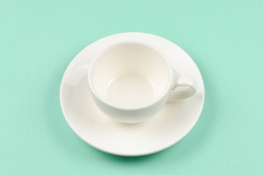 Yeşil arkaplanda boş bardak