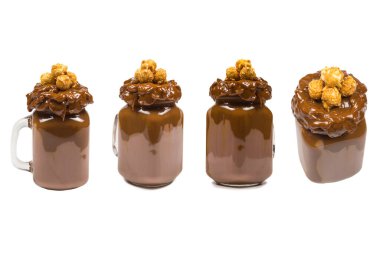 Çikolatalı milkshake, çırpılmış krema, kurabiye, waffle, cam mason kavanozunda servis edilir. 