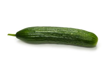 salatalık beyaz arkaplanda izole edildi. 