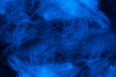 Siyah arka planda mavi buhar. Boşluğu kopyala.