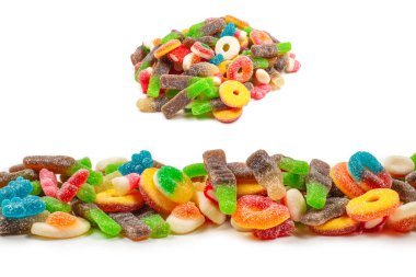 Çeşit çeşit şekerleme. Üst Manzara. Jöleli şekerler. Beyazda izole edilmiş.