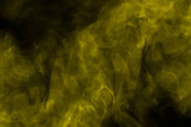 Siyah arka planda sarı buhar. Boşluğu kopyala.