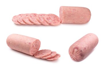 Kaynamış sosis beyaz arka planda izole edilmiş. Dilimler. 