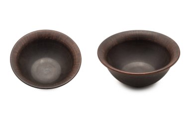 Beyaz arkaplanda izole edilmiş seramik boş kahverengi kase. 