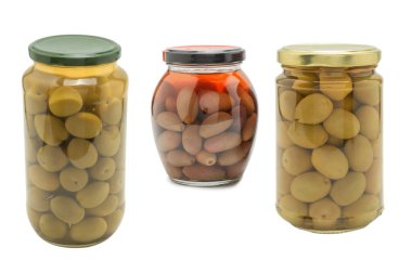 Beyaz arka planda izole edilmiş şişedeki zeytinler.. 