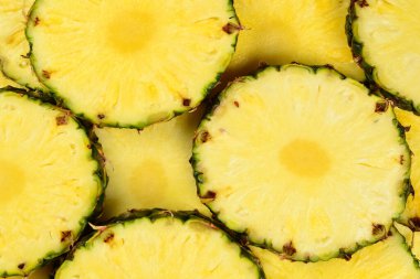 Ananas sulu sarı dilimler arka planda. Üst görünüm.