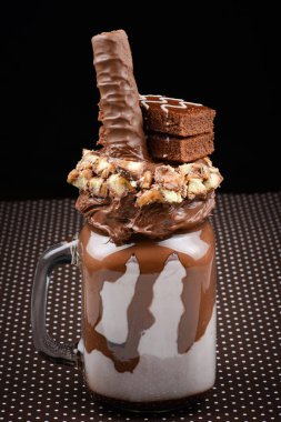 Çikolatalı ekstrem milkshake, çikolatalı kek, çikolata ezmesi ve tatlı. Deli saçması yemek trendi. Boşluğu kopyala