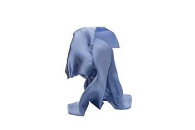 Akan mavi ipek eşarp beyaz arkaplanda izole edildi. 