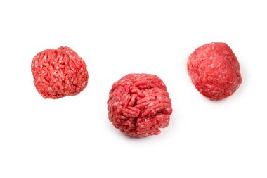 Beyaz arkaplanda çiğ et topları izole.