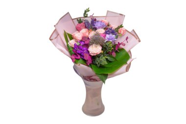 Pembe ambalaj kağıdında yumuşak pembe çiçekler.. 