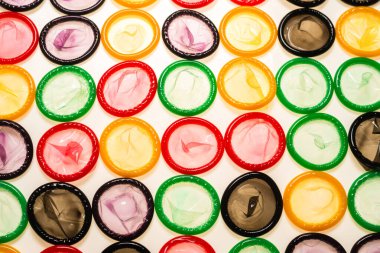 Renkli prezervatifler. Üst görünüm. 