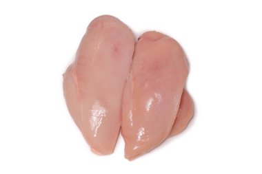 Beyaz arkaplanda çiğ tavuk filetosu.. 