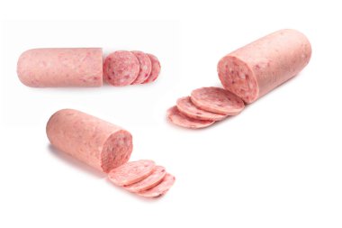 Kaynamış sosis beyaz arka planda izole edilmiş. Dilimler. 