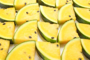 Beyaz arkaplanda izole edilmiş sarı karpuz. 