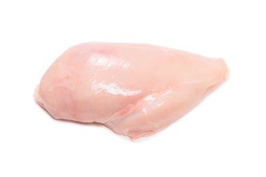 Beyaz arkaplanda çiğ tavuk filetosu.. 