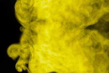 Siyah arka planda sarı buhar. Boşluğu kopyala.