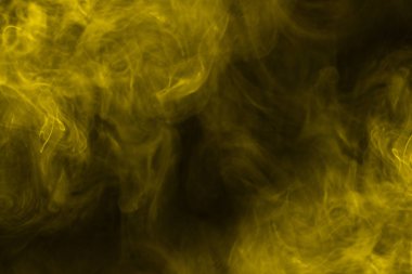 Siyah arka planda sarı buhar. Boşluğu kopyala.