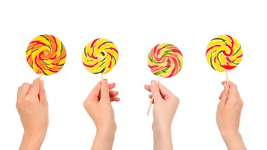 Beyaz arka planda izole edilmiş kadın eli lolipopu. Metin veya tasarım için boşluk.