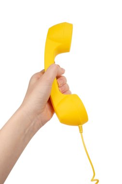 Kadının elindeki sarı cep telefonu beyaza izole edilmiş. Boşluğu kopyala.