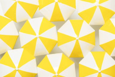 Sarı şemsiyeli arka plan. Üst görünüm. 